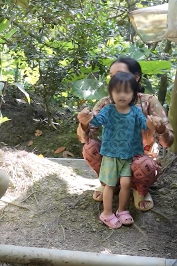 Cô bé 2 tuổi đến từ Tiền Giang trên người phát ra mùi thơm. (Ảnh: FB Độc Lạ Bình Dương)