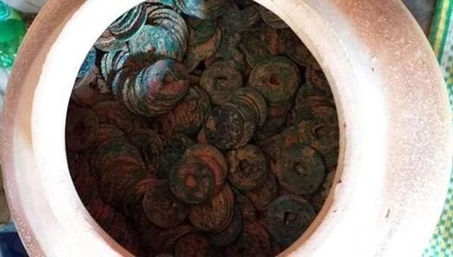 Nghệ An: Đào móng nhà vớ được hũ tiền cổ báu vật - 2